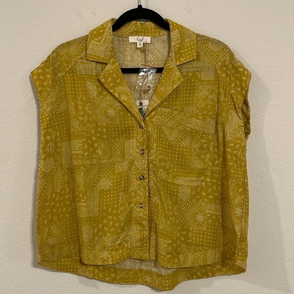 Easel Women’s Cropped Button Front Shirt Medium Yellow Paisley Floral Cotton